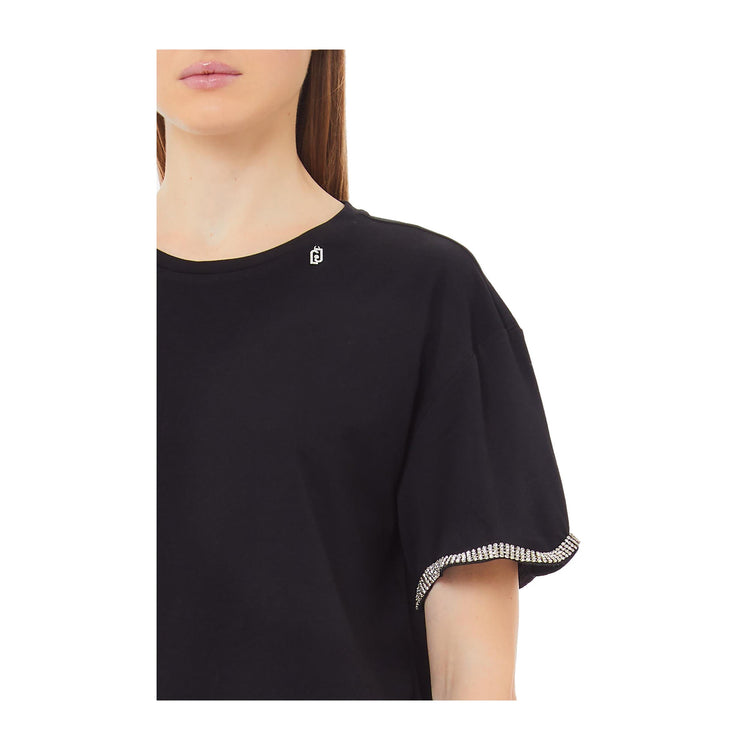 T-shirt Donna nera, con scollatura girocollo e strass sul fondo manica