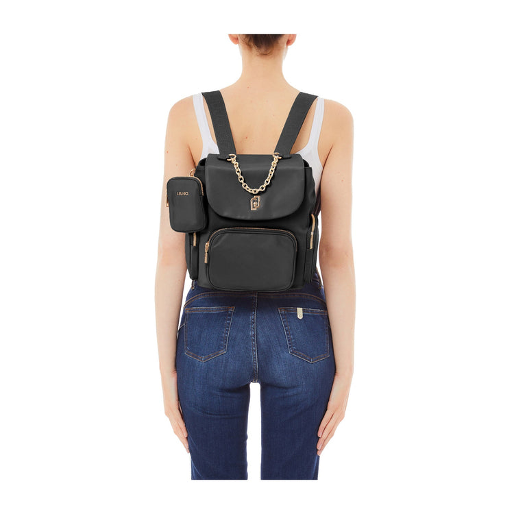 Zaino Donna con catena e tre tasche modella