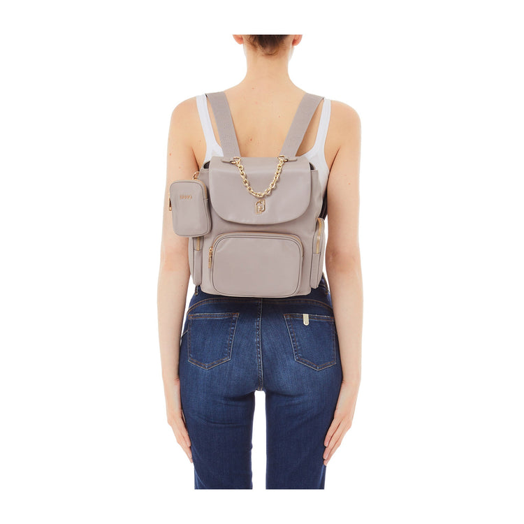 Zaino Donna con catena e tre tasche su modella