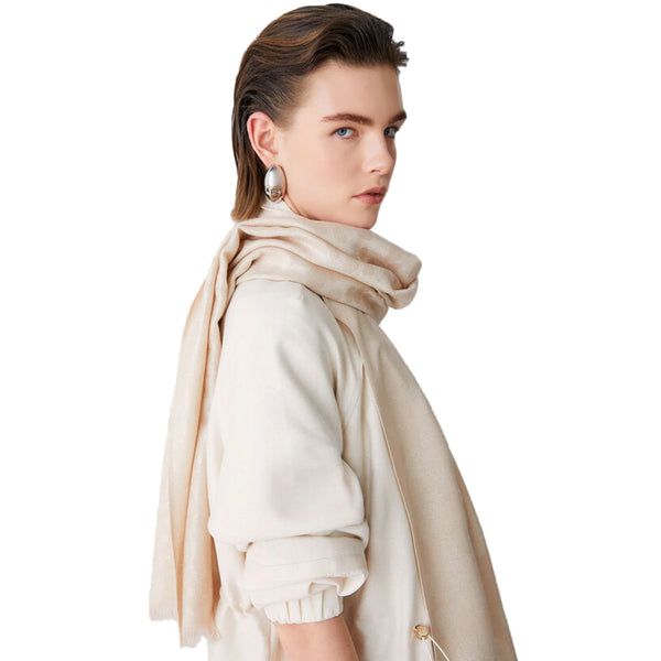 Stola Donna jacquard animalier Beige modella