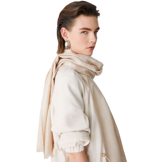 Stola Donna jacquard animalier Beige modella