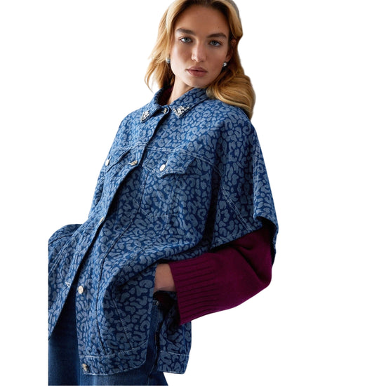 Poncho Donna in denim animalier modella