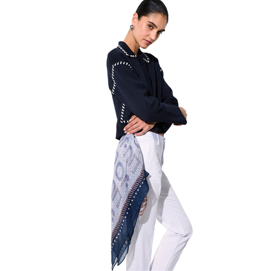 Foulard Donna in tessuto stampato con logo Blu modella