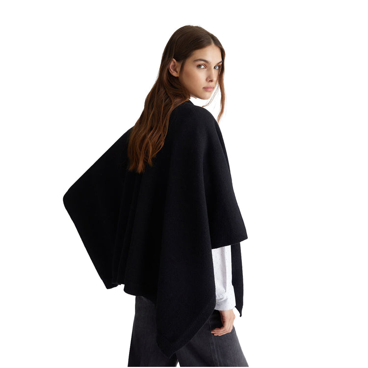 Poncho Donna in maglia Nero modella laterale