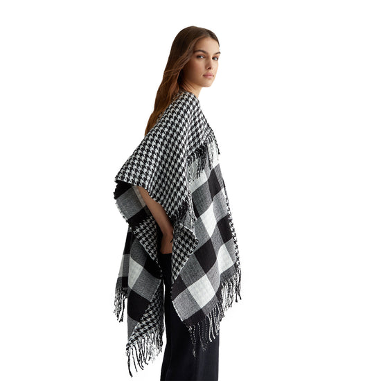 Poncho Donna con frange Bianco/Nero modella laterale