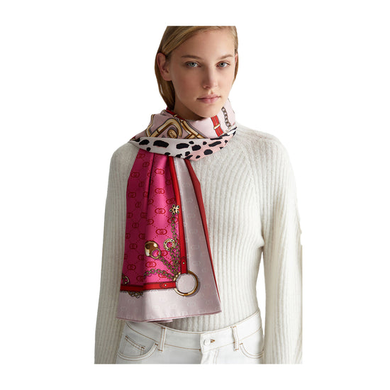 Foulard Donna con stampa patchwork rosa modella