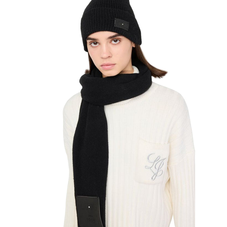 Set Berretto e Sciarpa Donna in nero modella
