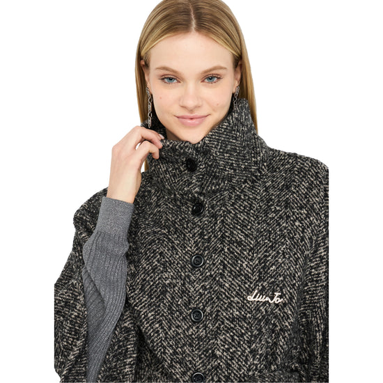 Poncho Donna con cintura in tessuto chevron modella frontale ravvicinata