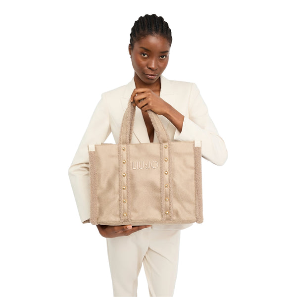 Borsa grande da Donna in tessuto spalmato beige modella