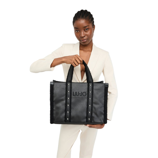 Borsa grande da Donna in tessuto spalmato nero modella frontale