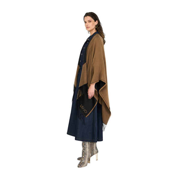 Acquista subito il Poncho Donna, in morbido tessuto, bordi con frange, patch logata sul retro, firmato LiuJo su Martini 900: vieni a scoprire tutta la collezione sul nostro sito