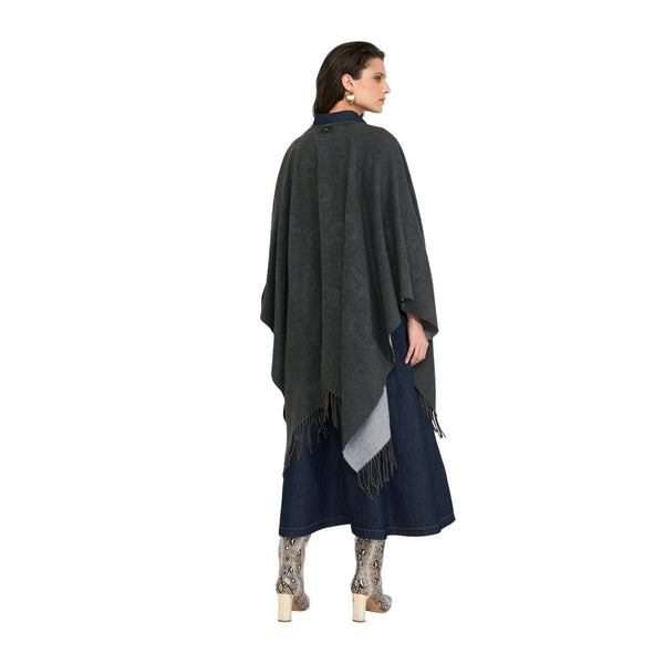 Poncho Donna con logo e frange Grigio modella retro