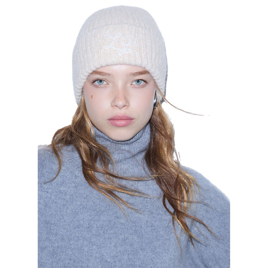 Cappello in maglia Donna con logo ricamato, color burro, modella