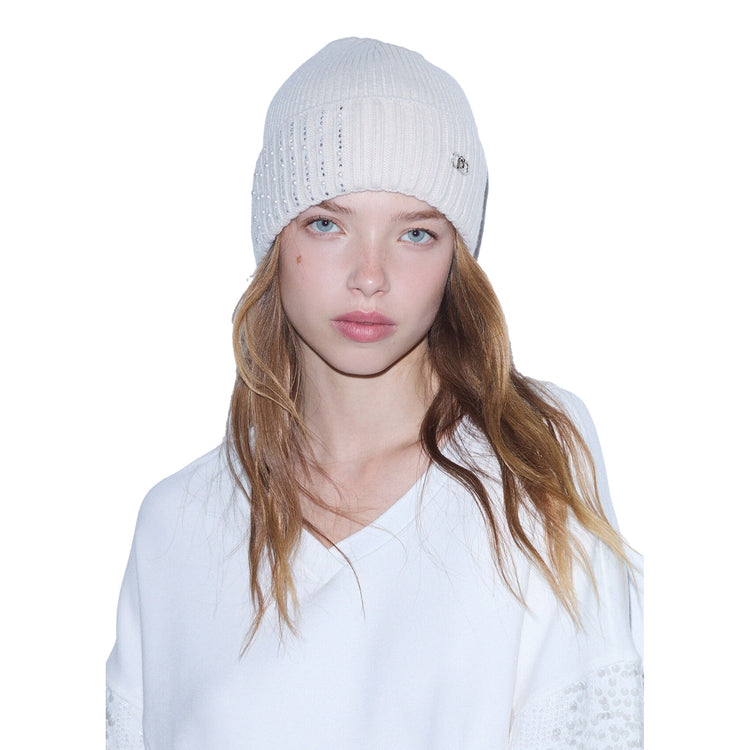 Cappello Donna con applicazioni strass, color burro modella
