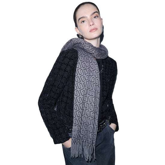 Stola Donna con logo monogram nero/grigio modella