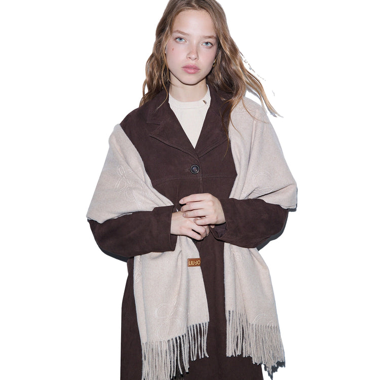 Stola Donna con logo monogram sur ton Beige, modella frontale
