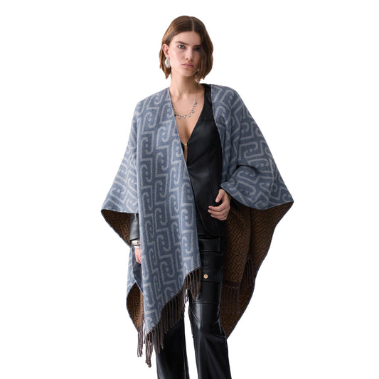 Poncho Donna con logo monogram all over, color denim, modella frontale