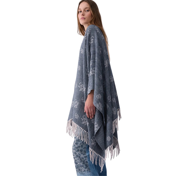 Poncho Donna con logo jacquard modella laterale