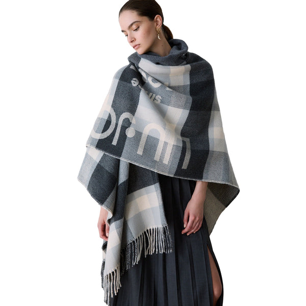 Poncho Donna check jacquard grigio modella