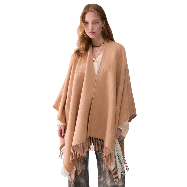 Poncho Donna con logo embossed sur ton beige, modella frontale