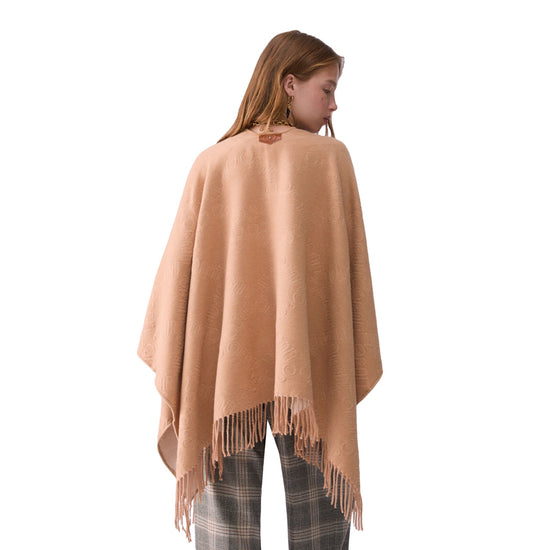 Poncho Donna con logo embossed sur ton beige, modella retro