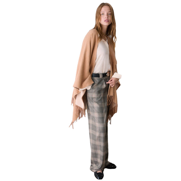 Poncho Donna con logo embossed sur ton beige, modella intera