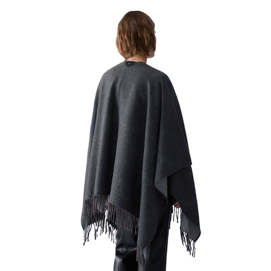 Poncho Donna con logo embossed sur ton grigio, modella retro
