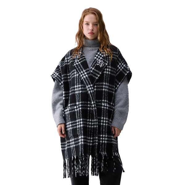 Poncho Donna check jacquard nero, modella frontale