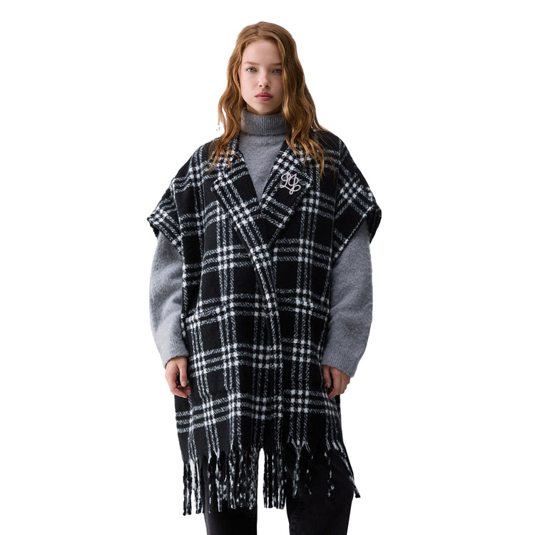 Poncho Donna check jacquard nero, modella frontale