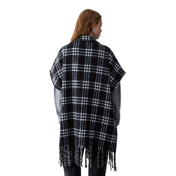 Poncho Donna check jacquard nero, modella retro