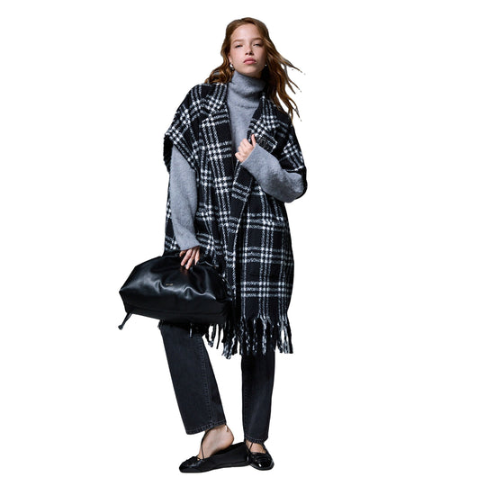 Poncho Donna check jacquard nero, modella intera frontale