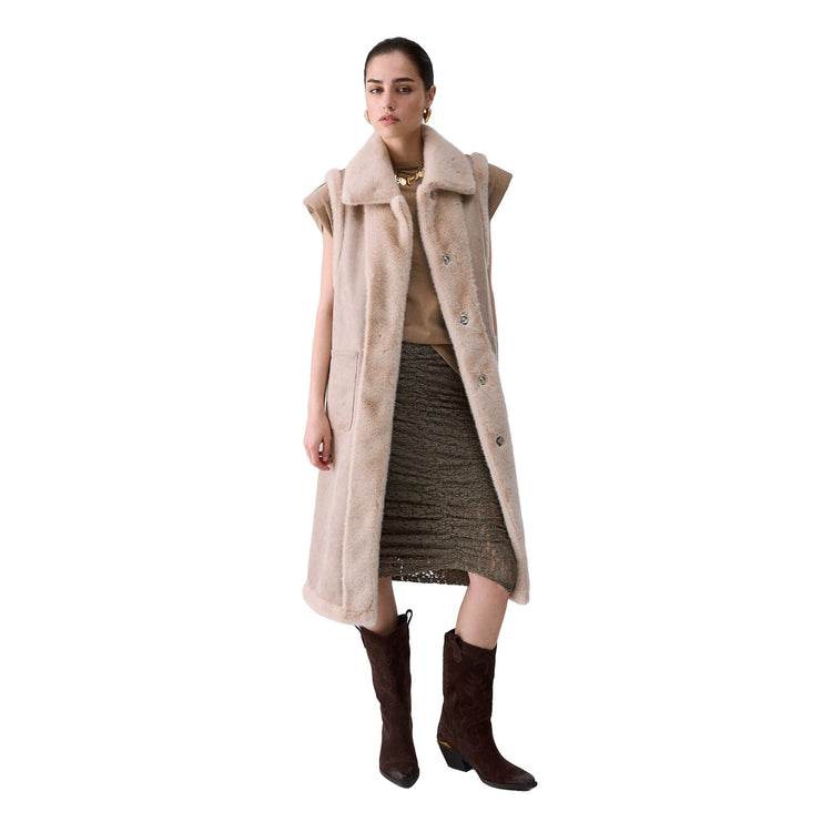 Gilet lungo Donna in montone beige modella frontale