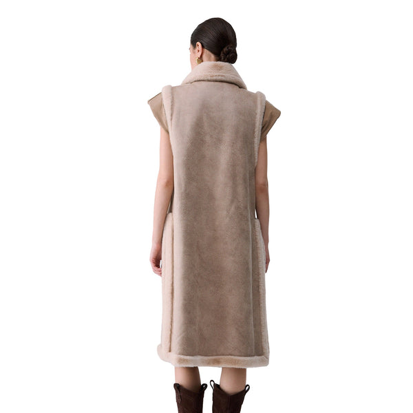 Gilet lungo Donna in montone beige modella retro