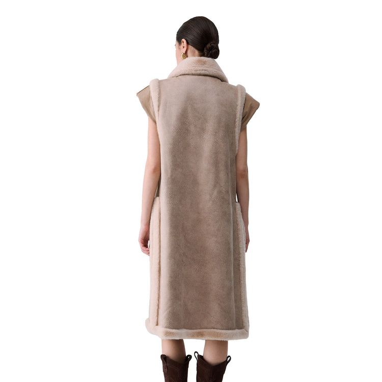 Gilet lungo Donna in montone beige modella retro