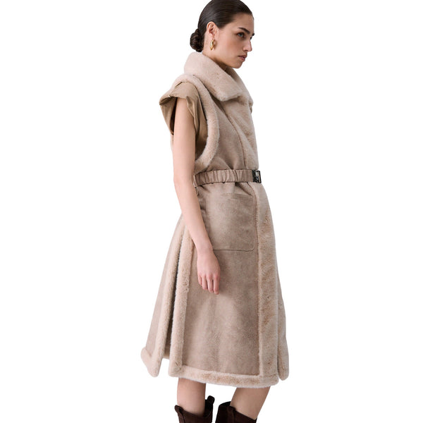 Gilet lungo Donna in montone beige modella laterale