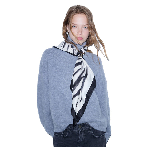 Foulard grande Donna stampa zebra bianco/nero su modella