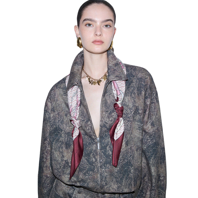 Foulard Donna con cinturini stampati Bordeaux modella