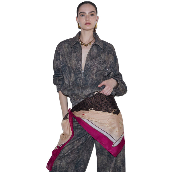 Foulard Donna con stampa charms, modella