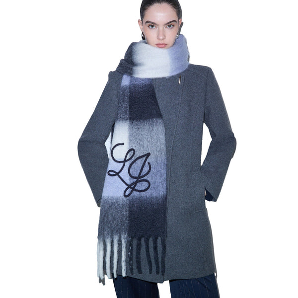 Sciarpa garzata Donna con motivo check denim blu modella