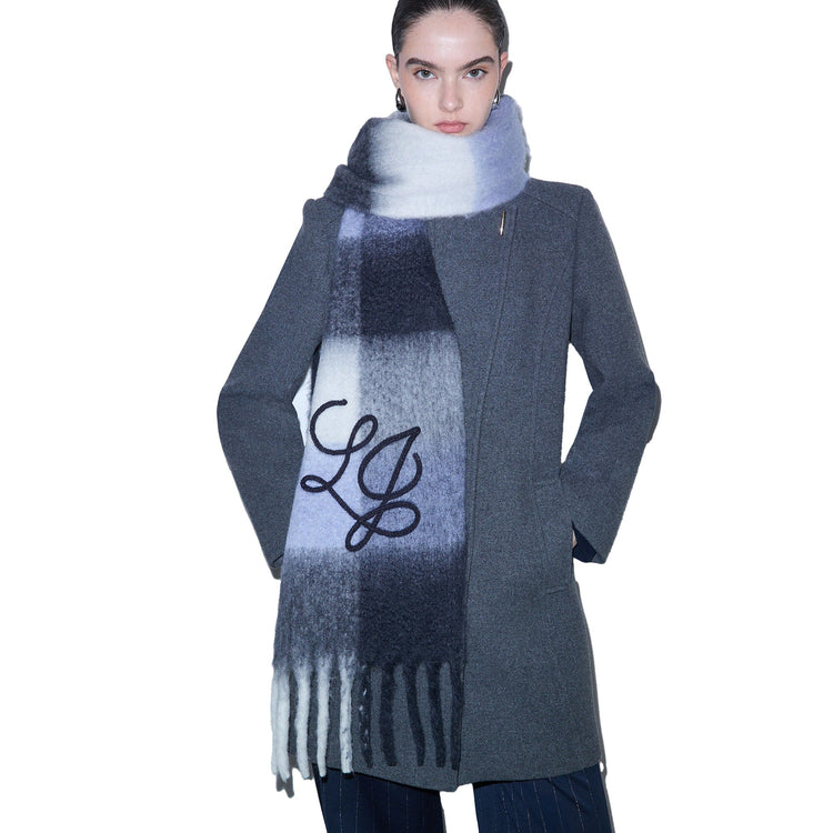 Sciarpa garzata Donna con motivo check denim blu modella