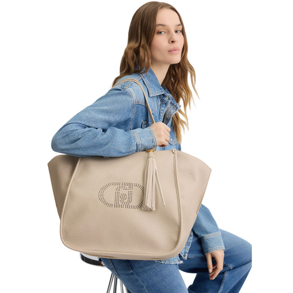 Borsa a spalla grande da donna con charm con nappa su modella