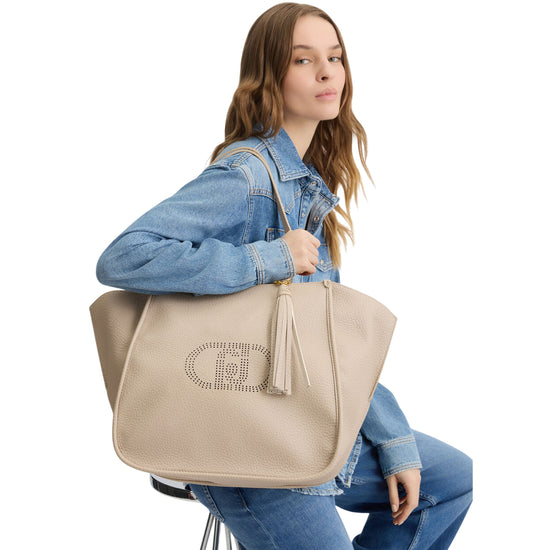 Borsa a spalla grande da donna con charm con nappa su modella