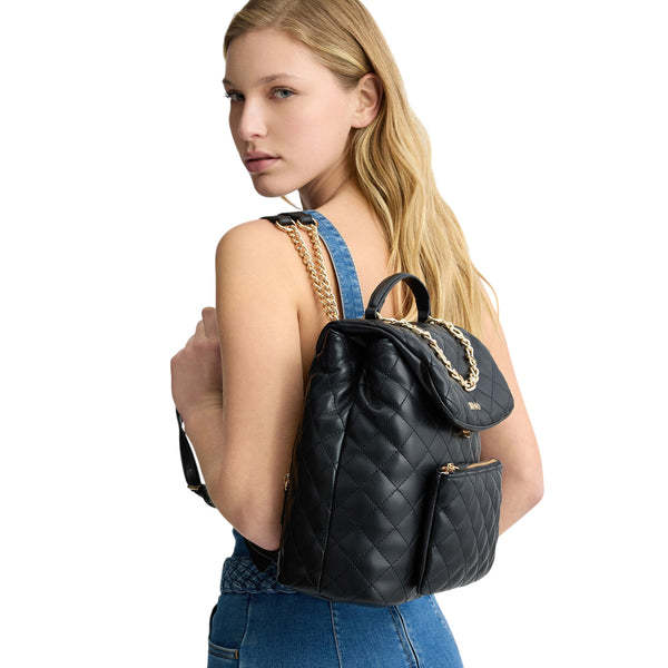 Zaino da Donna trapuntato nero con catena su modella