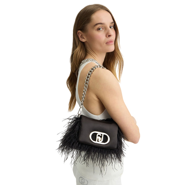 Borsa piccola a spalla LaPuffy con piume Nero su modella 