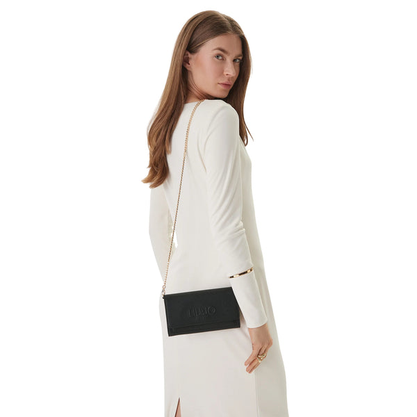 Portafoglio Donna con tracolla a catena Nero su modella 