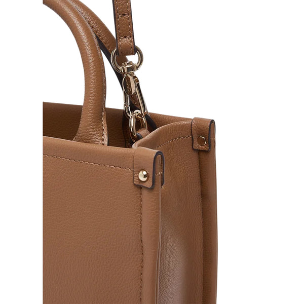 Borsa a mano marrone martellata 