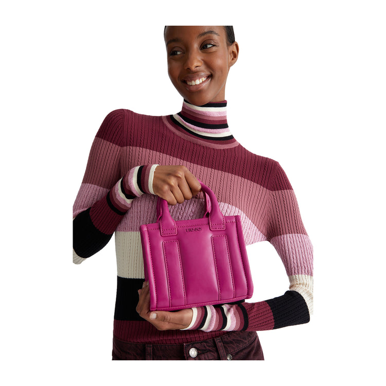 modella con Borsa Donna con tracolla logata Fucsia 