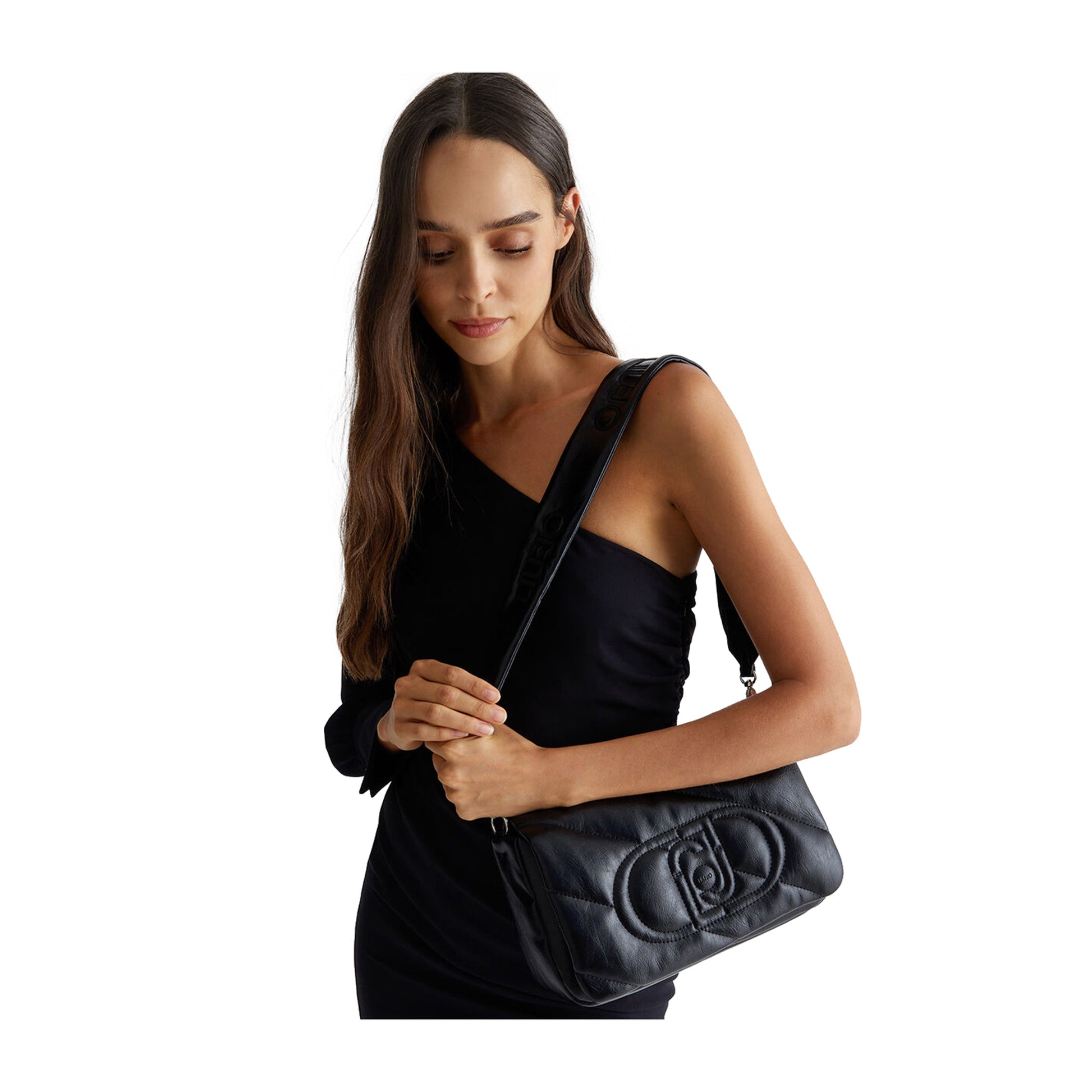 modella con Borsa a Tracolla Donna glossy matelassé nera