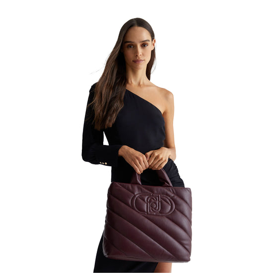 Shopping Bag Donna glossy matelassé Bordeaux modella