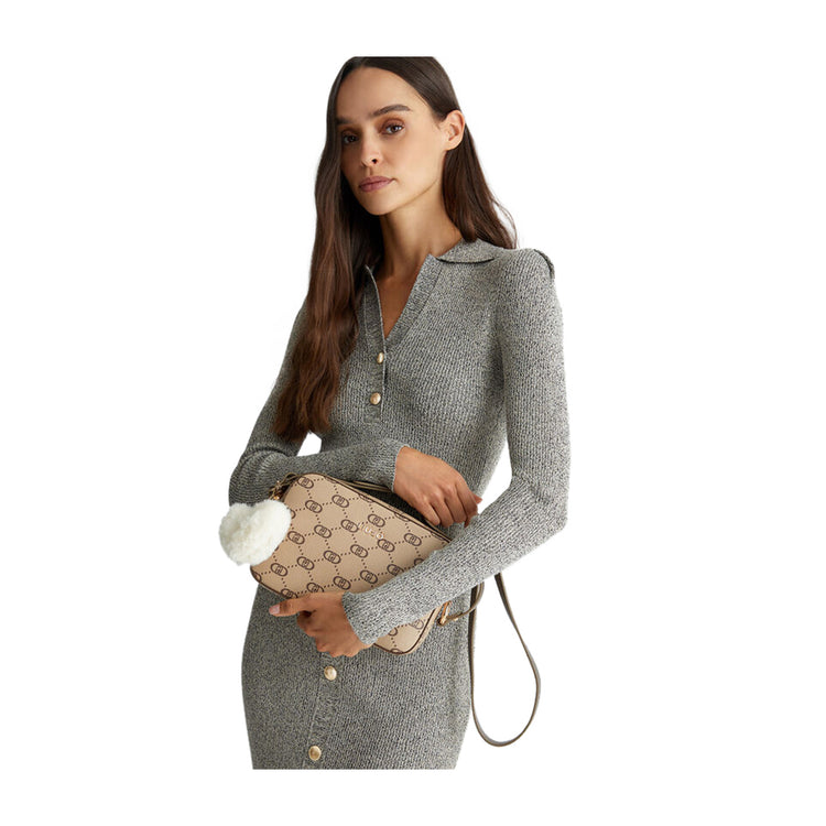 modella con Borsa Donna a tracolla marrone chiaro con charm cuore bianco